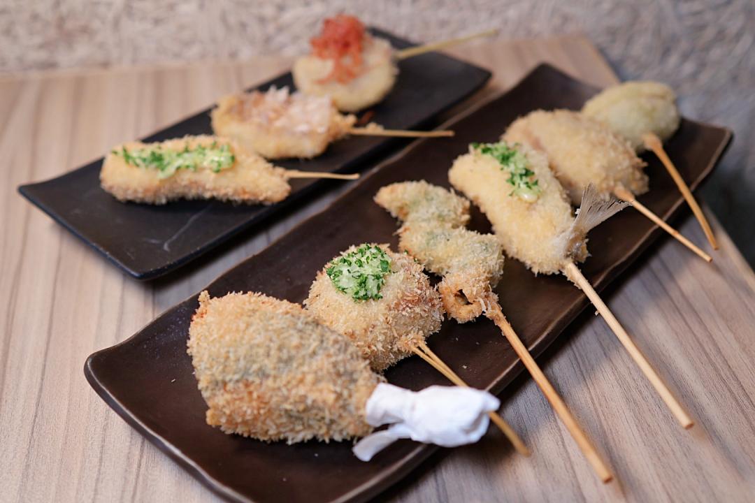 夜串坊堅持每日嚴選新鮮食材，以定溫油爐現點現炸，提供多種口味的串揚與手羽先。（圖／記者郭宣暄攝）