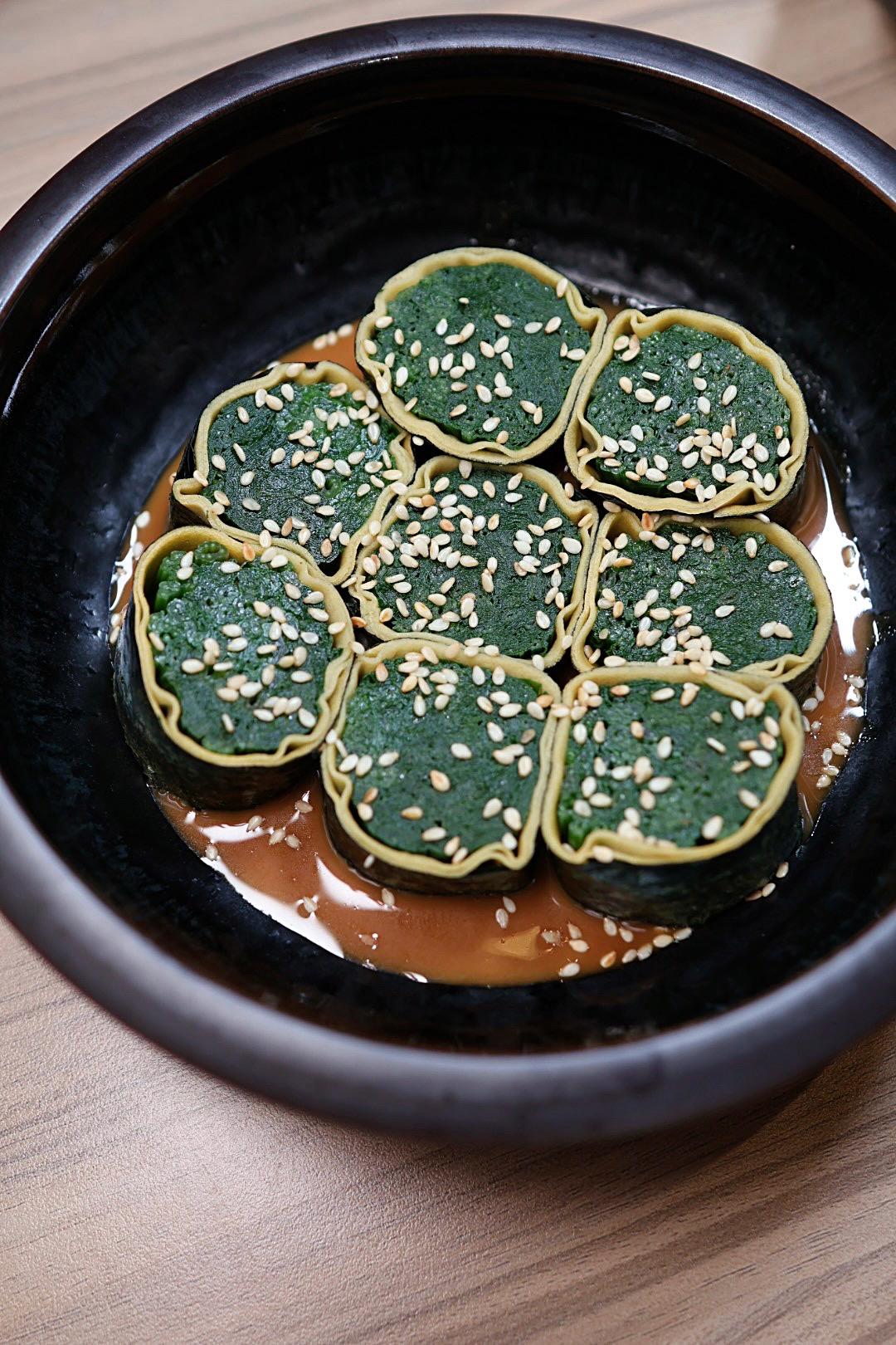 「胡麻菠菜捲」售價200元，以特製日本胡麻醬為基底，將菠菜以蛋皮、海苔包裹後，切成一口大小，經噴槍炙烤再撒上芝麻。（圖／記者郭宣暄攝）