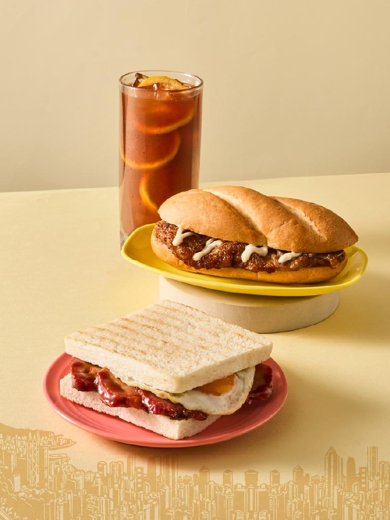 「正宗澳門豬扒包」選用台灣老字號「中一排骨」的帶骨里肌豬排，搭配爽口凍檸茶，豐富飽足好過癮。（圖／品牌提供）