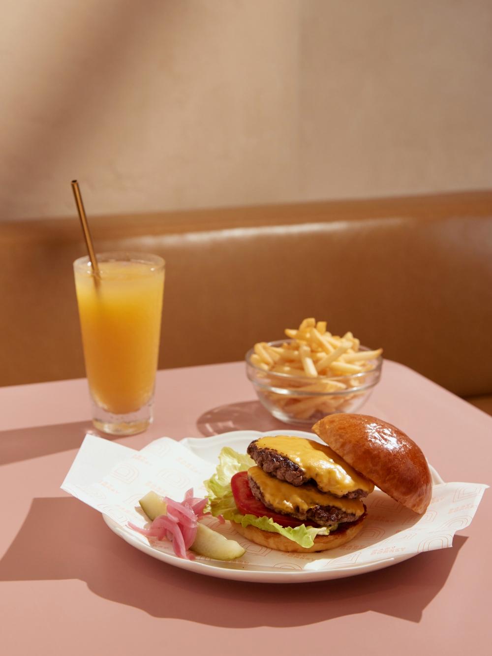 「雙層起司漢堡與薯條」售價390元。（圖／品牌提供）