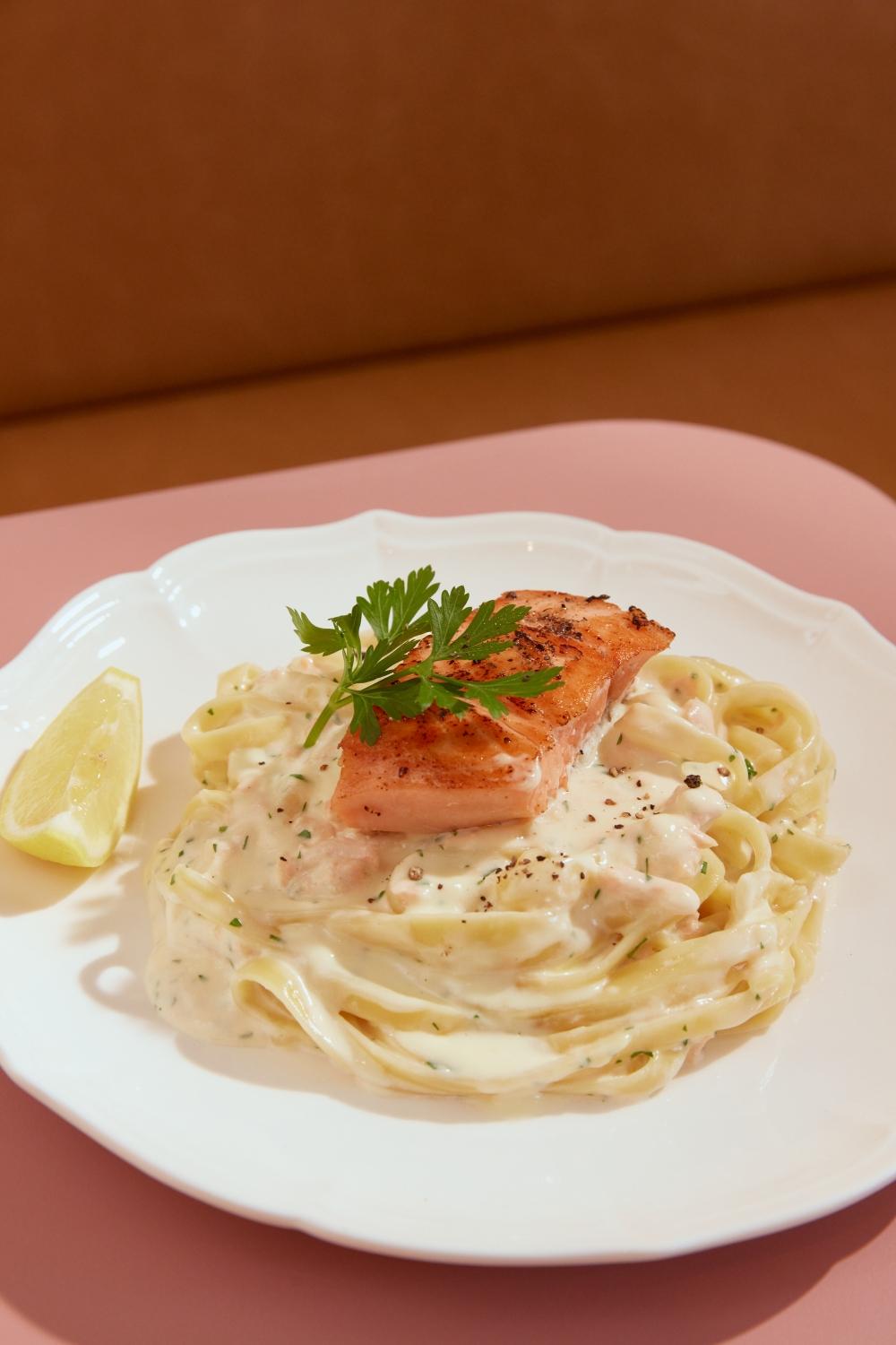 「奶油鮭魚義式寬扁麵」售價500元。（圖／品牌提供）