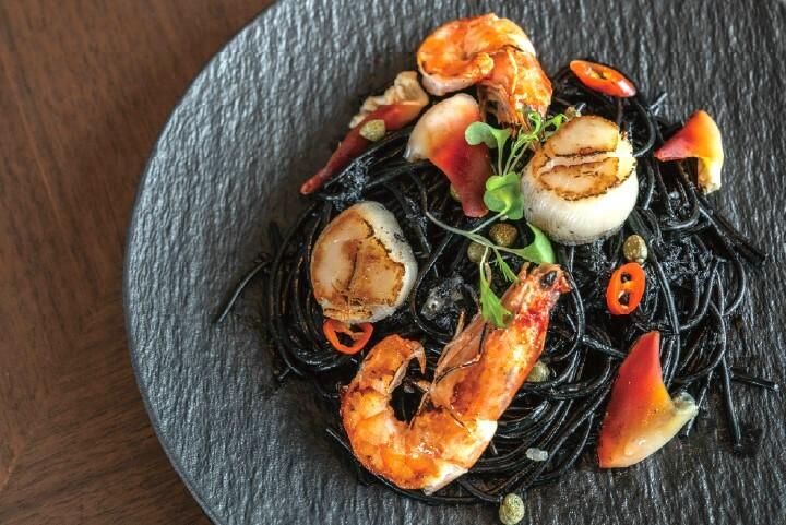 然一酒店秉持「產地直送」，食材與高雄小農及漁港緊密合作。（然一酒店提供）