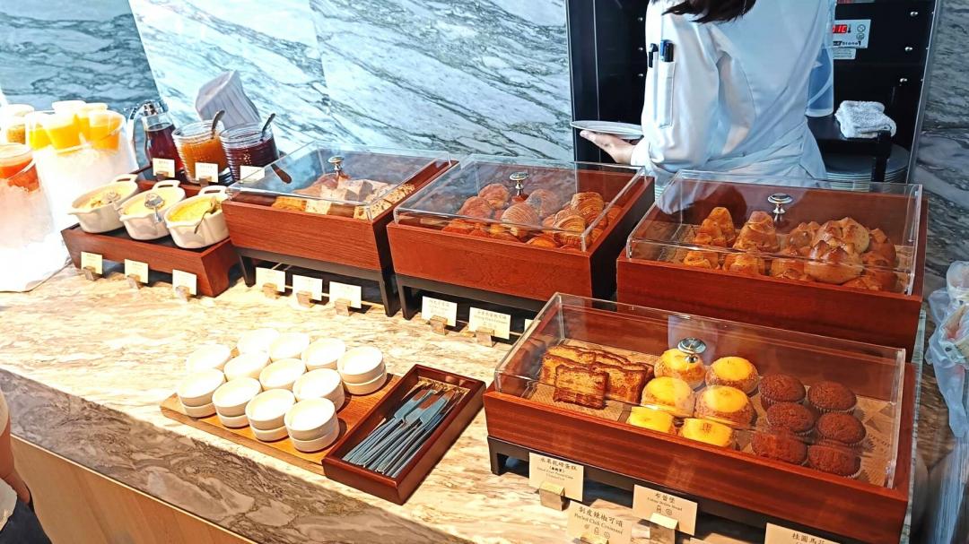 然一酒店早午餐採Semi-Buffet形式，除主餐外，同時享有自助餐檯的多樣佳餚。（記者葛祐豪攝）