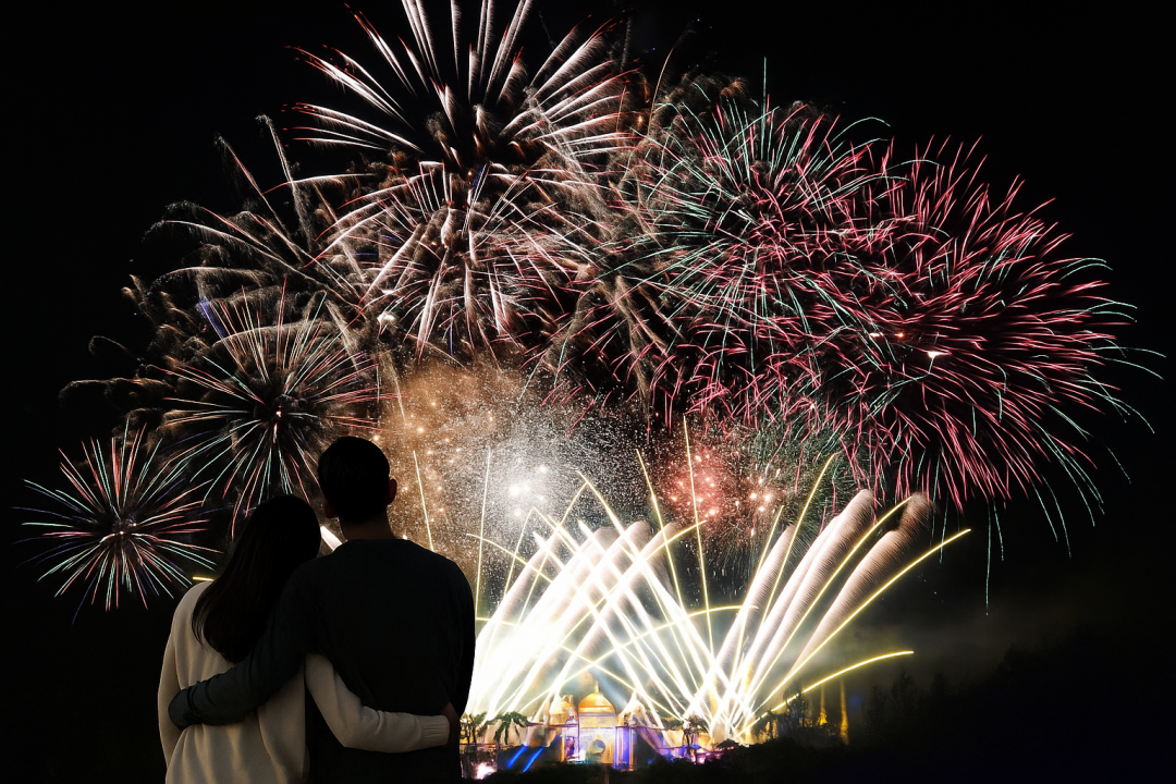來六福村浪漫過七夕週末，共同仰望全台唯一在遊樂園登場的煙火盛宴。（圖／品牌提供）