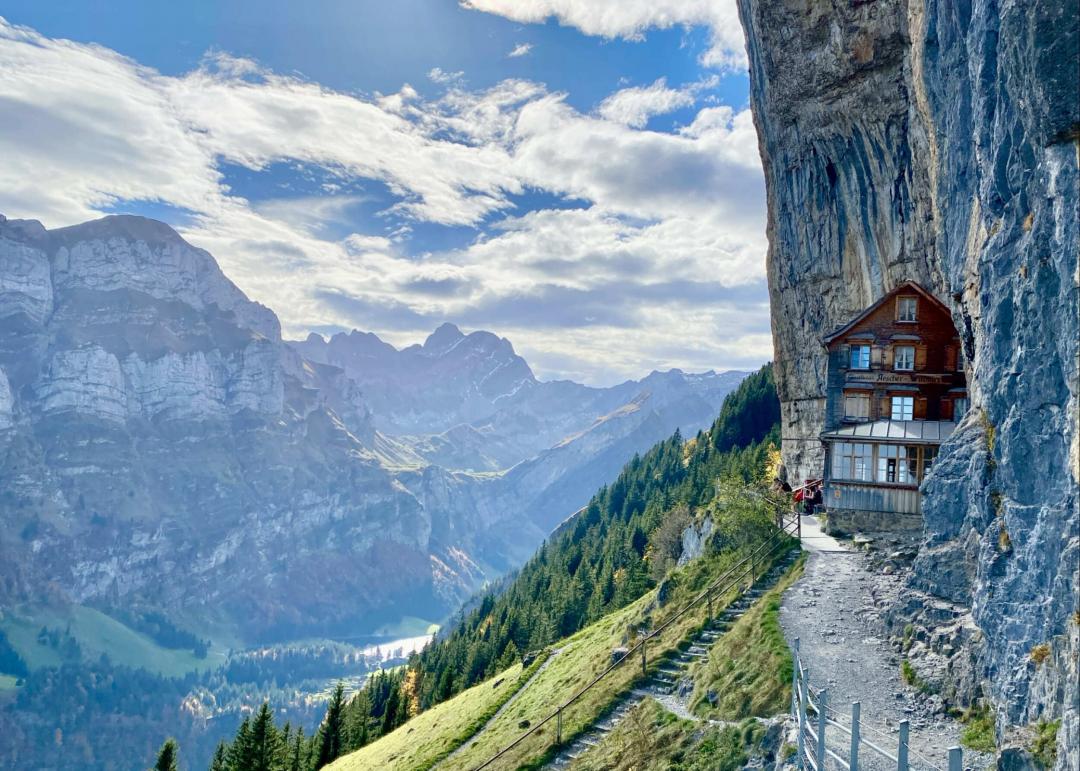 雄獅旅遊行程探訪瑞士秘境「懸崖餐廳」。（圖／雄獅旅遊提供）