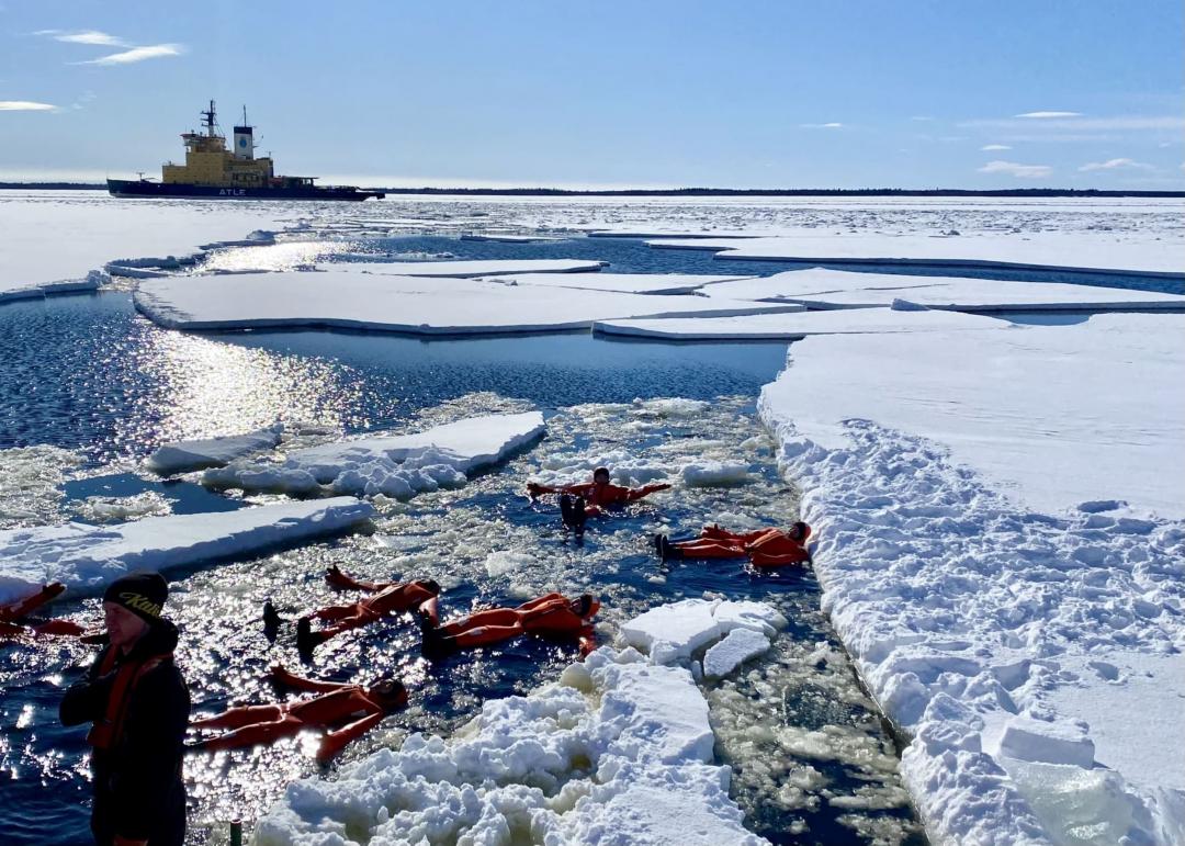 雄獅行程安排在瑞典芬蘭交界的凱米，穿著特製「龍蝦裝」感受無重力樂趣。（圖／雄獅旅遊提供）