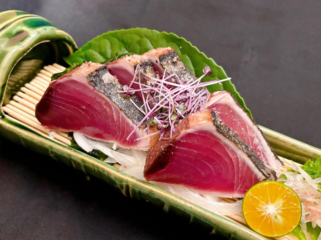 高知名物「炙燒鰹魚藁燒」，以乾燥稻草炙燒新鮮鰹魚，外香內嫩。（圖／品牌提供）