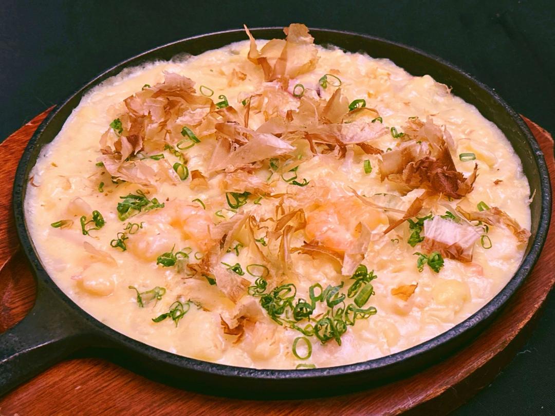 香川創意美食「讚岐文字燒」，融合讚岐烏龍麵與香濃魚乾高湯，煎出濃厚又有彈性的香川風文字燒。（圖／品牌提供）