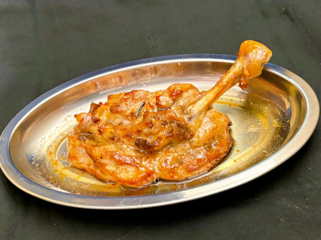 香川名物「烤帶骨雞腿」，整隻雞腿豪邁上桌，外皮酥脆、肉質多汁。（圖／品牌提供）