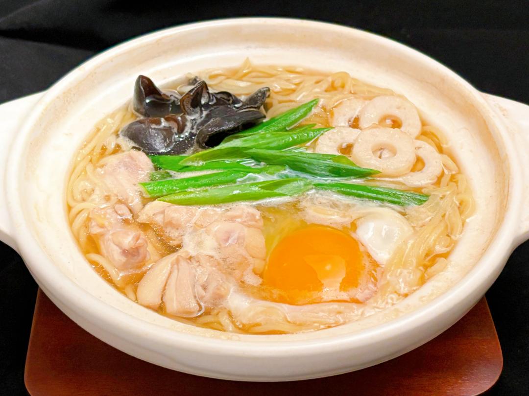 高知縣鄉土料理「鍋燒拉麵」，以土鍋現煮熱騰騰上桌。（圖／品牌提供）