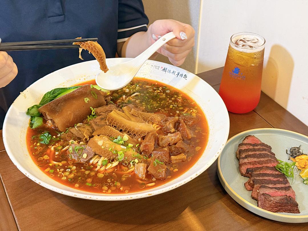招牌「滿漢五福牛肉麵」重達2.8公斤，一碗要價1,500元，適合多人分享，