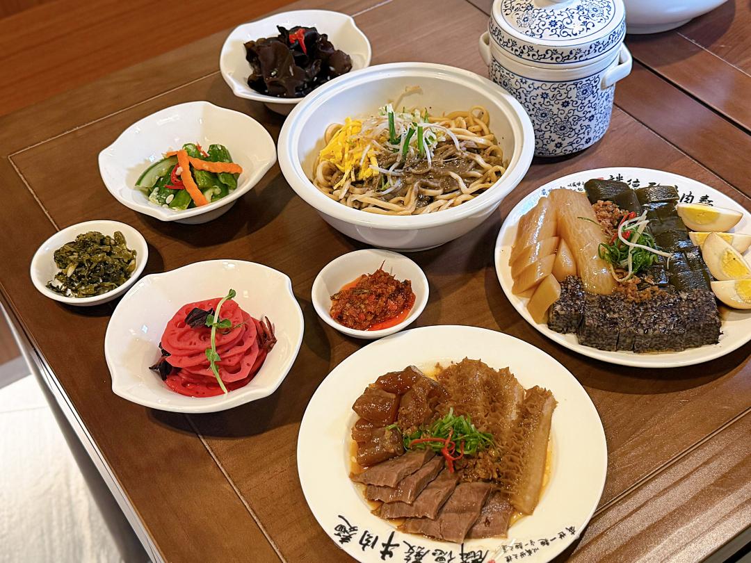 「麟德殿牛肉麵」推出多款滷味與小菜選擇。