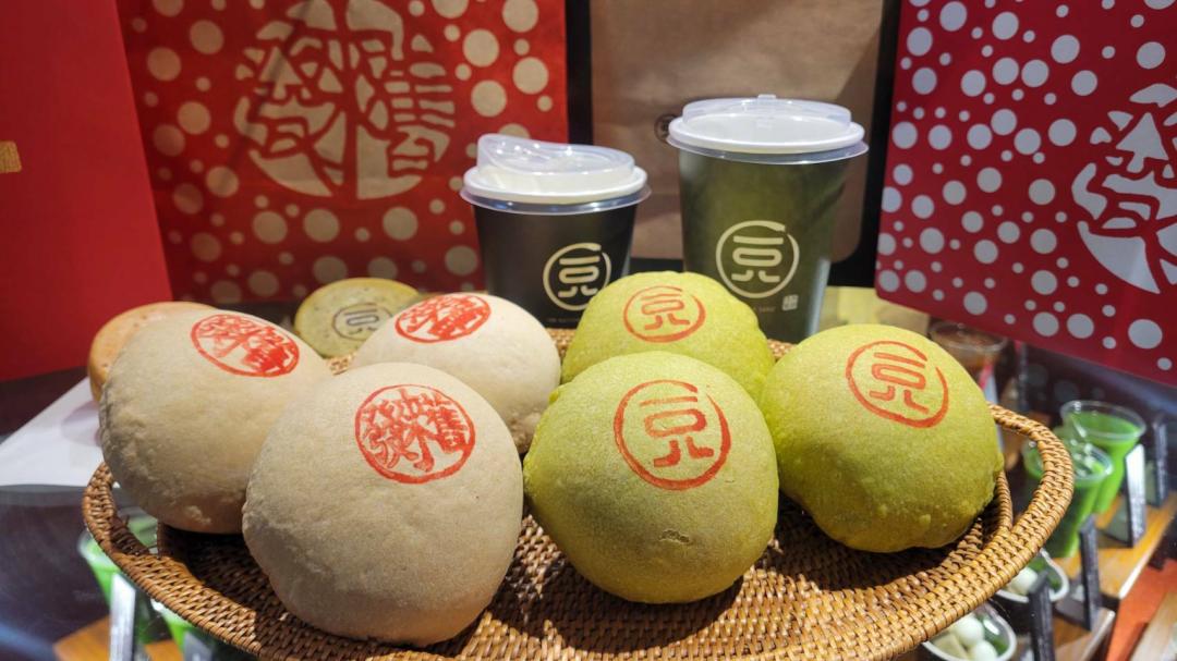 府城百年舊來發餅舖與「一〇八抹茶茶廊」聯名，首度推出宇治抹茶椪餅。（記者王姝琇攝）