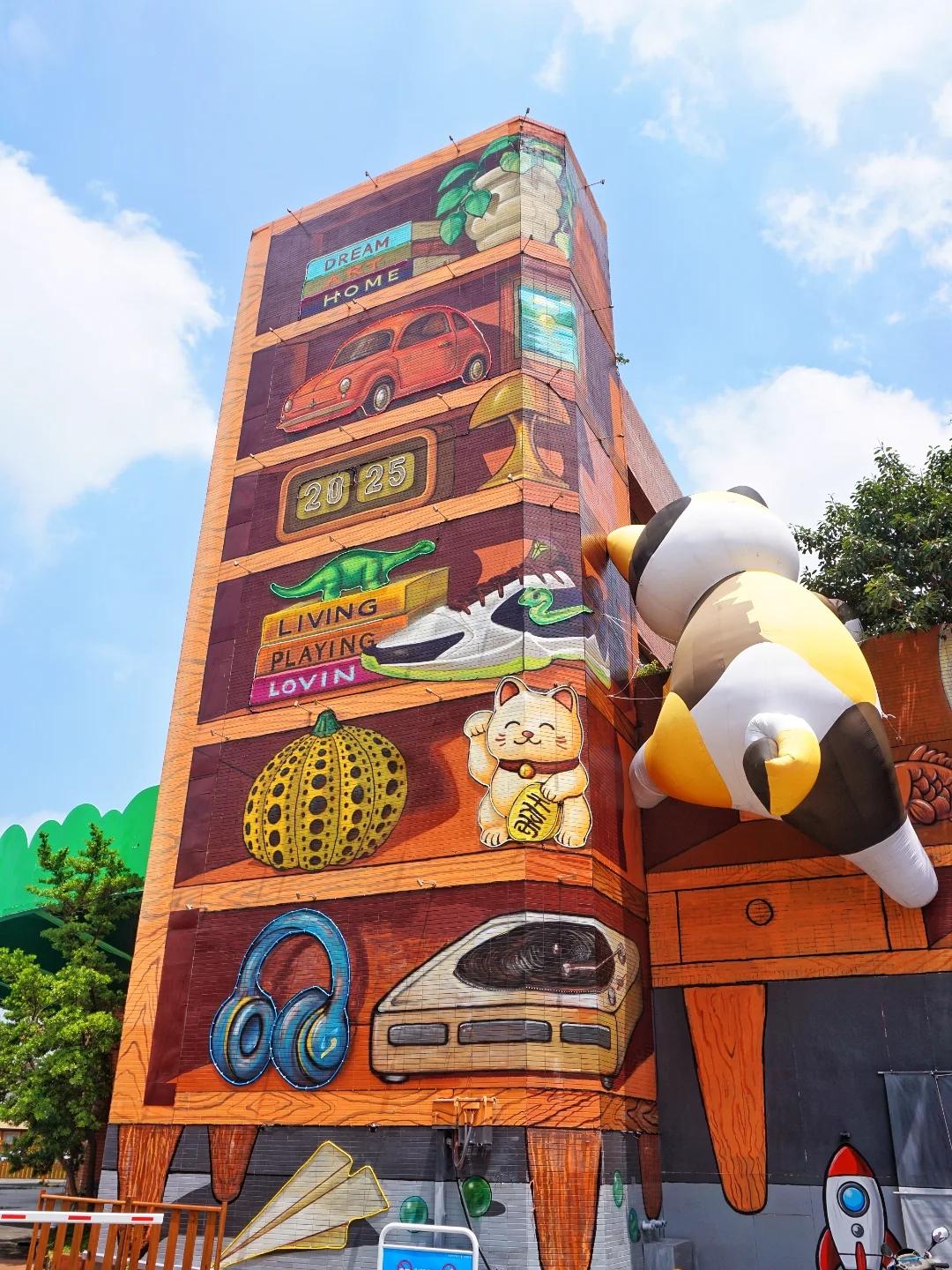 高達3公尺的巨型貓貓爬上彩繪牆，畫面相當可愛。（圖／攝影師徐世超提供）