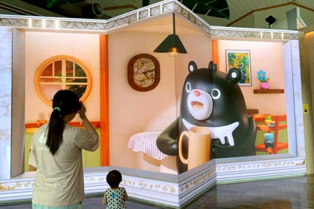 因為V型轉角的設計，關西服務區2樓的宣導影片顯得更生動，因此拿到國道「好好玩」第1名。（記者黃美珠攝）