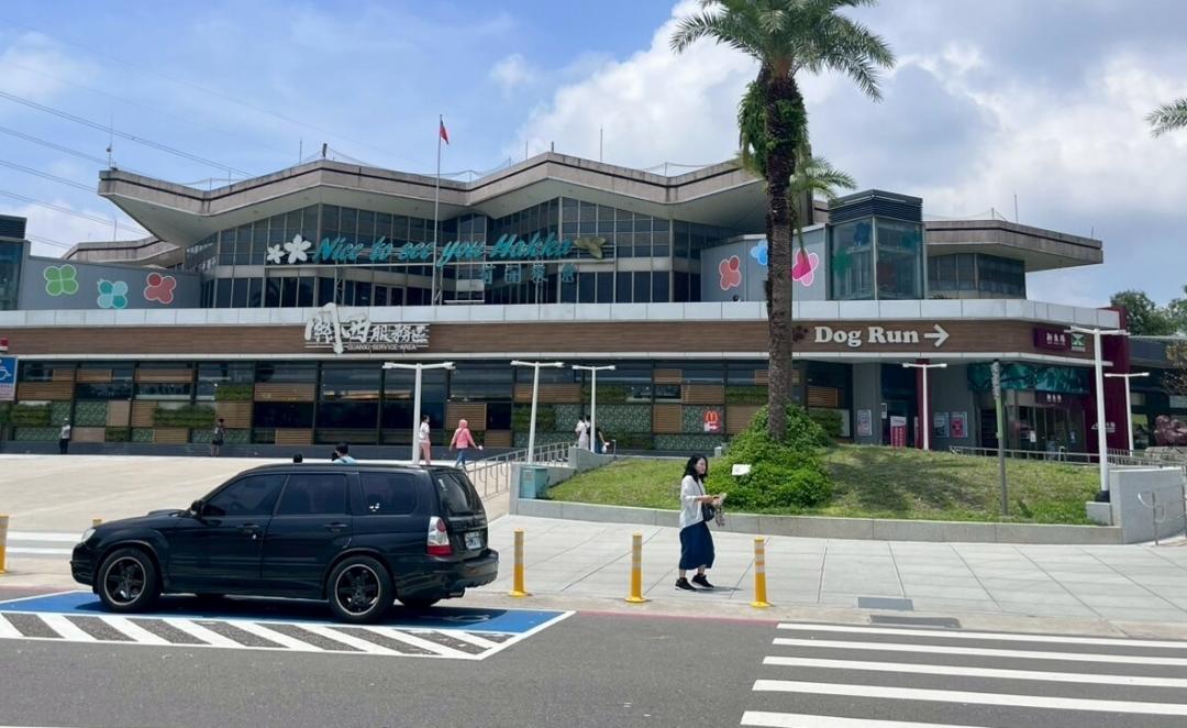 國3關西服務區在國道服務區票選中，一舉拿到「好好吃」跟「好好玩」雙料冠軍，客人常常爆滿、川流不息。（記者黃美珠攝）