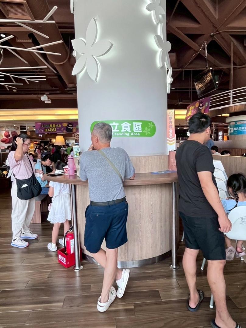 因為來客爆滿、現場座位不夠，關西服務區還特別仿效日本設立立食區服務來客。（記者黃美珠攝）