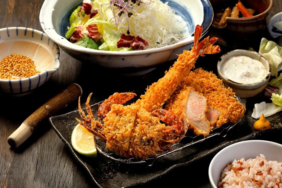 伊勢路勝勢主打軟殼蟹草蝦老饕豬排套餐620元。（圖／品牌提供）