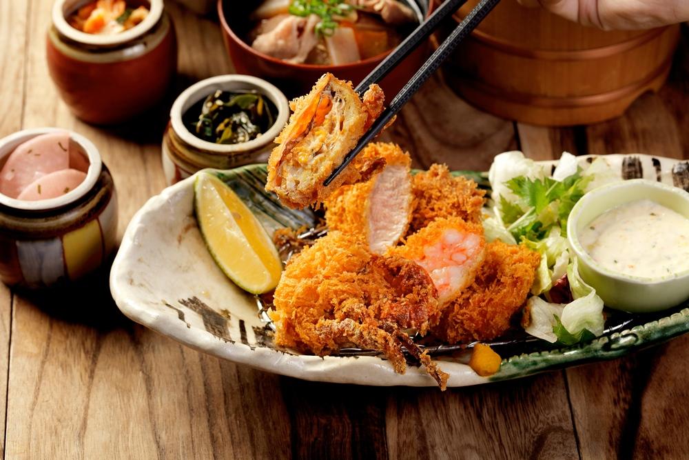 靜岡勝政軟殼蟹蝦排腰內豬排套餐560元。（圖／品牌提供）