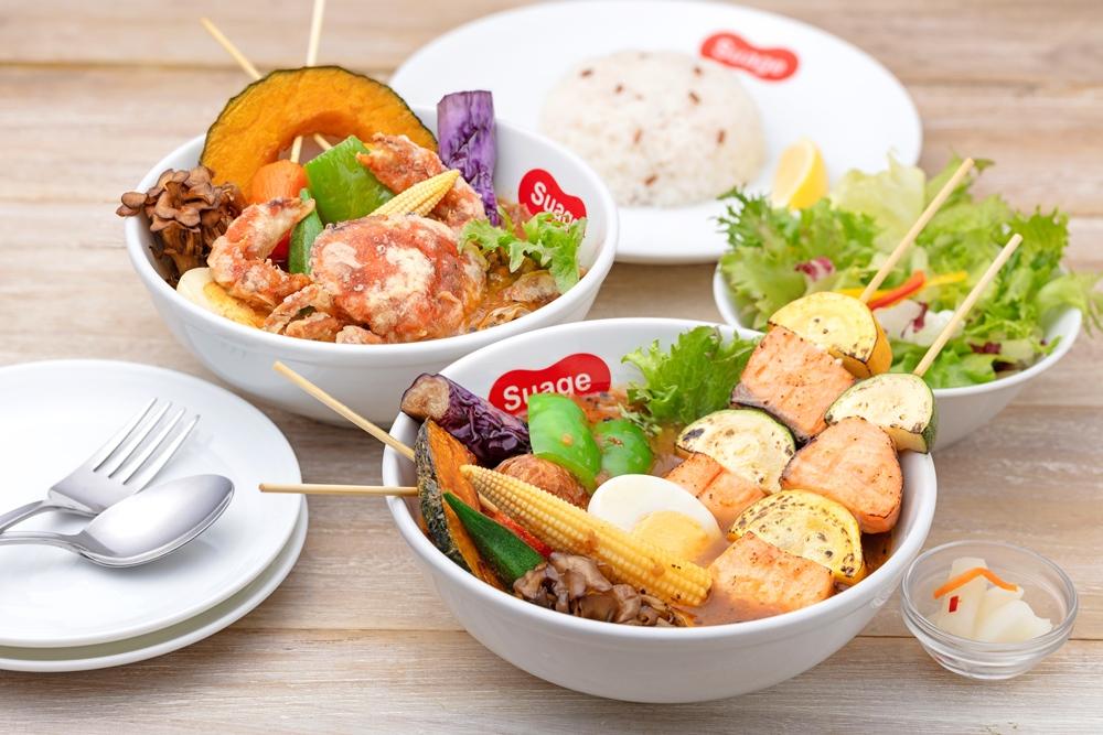 Suage北海道湯咖哩的酥炸軟殼蟹湯咖哩480元，同場加映串烤味噌鮭魚湯咖哩499元。（圖／品牌提供）