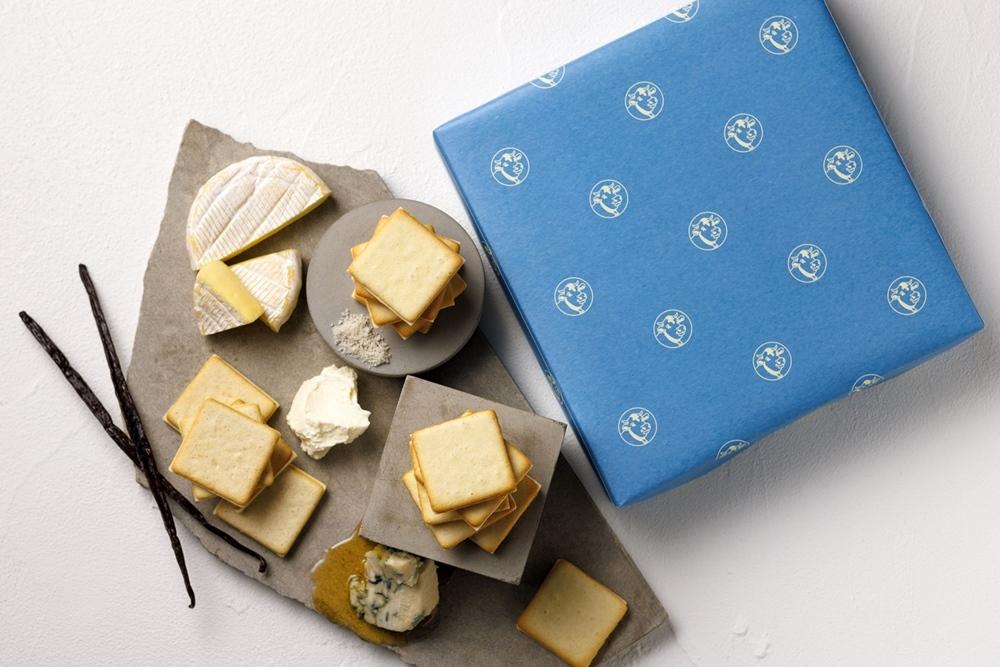 「東京牛奶起司工房禮盒」27入1,380元，內含海鹽&卡門貝爾起司夾心餅乾9入、蜂蜜&古岡左拉起司夾心餅乾9入、香草&馬斯卡彭起司夾心餅乾9入。（圖／品牌提供）