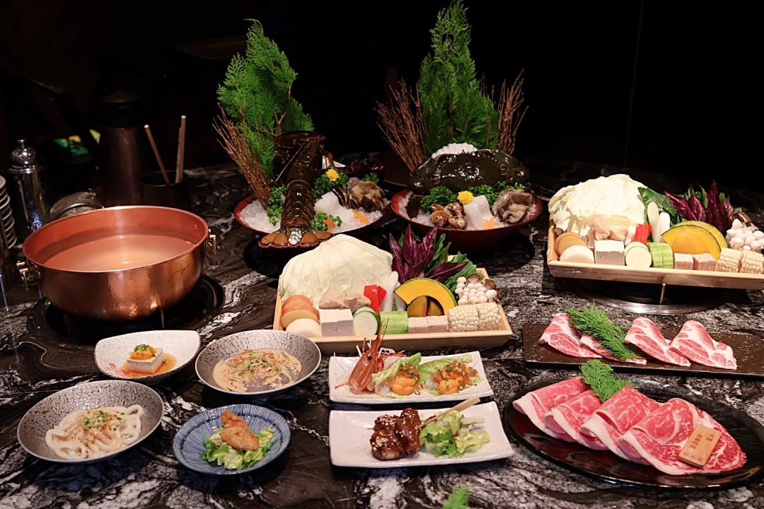 「山海雙人海陸套餐」每份售價6,280元至6,880元+10%，主餐可選擇波士頓龍蝦、花龍蝦或沙公、季節限定秋蟹。（圖／記者郭宣暄攝）