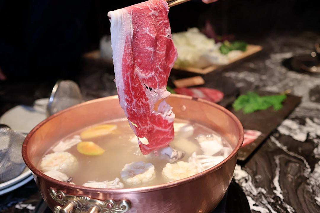 但馬家涮涮鍋所使用的銅鍋，特別委託日本東京擁有120年歷史的老店打造，肉品部分選用兵庫縣的但馬牛種，與日本知名最大和牛供應商結盟。（圖／記者郭宣暄攝）