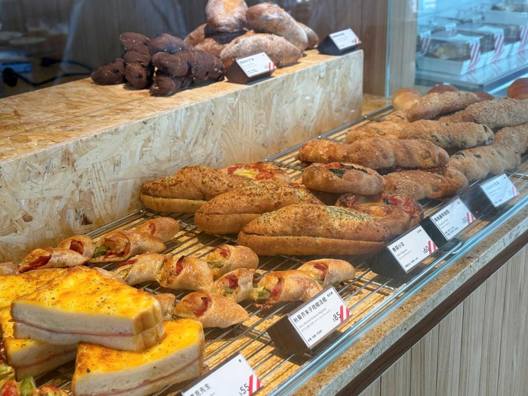 「BREAD, ESPRESSO &」麵包品項多達50種，每顆售價45元至120元。（圖／記者郭宣暄攝）
