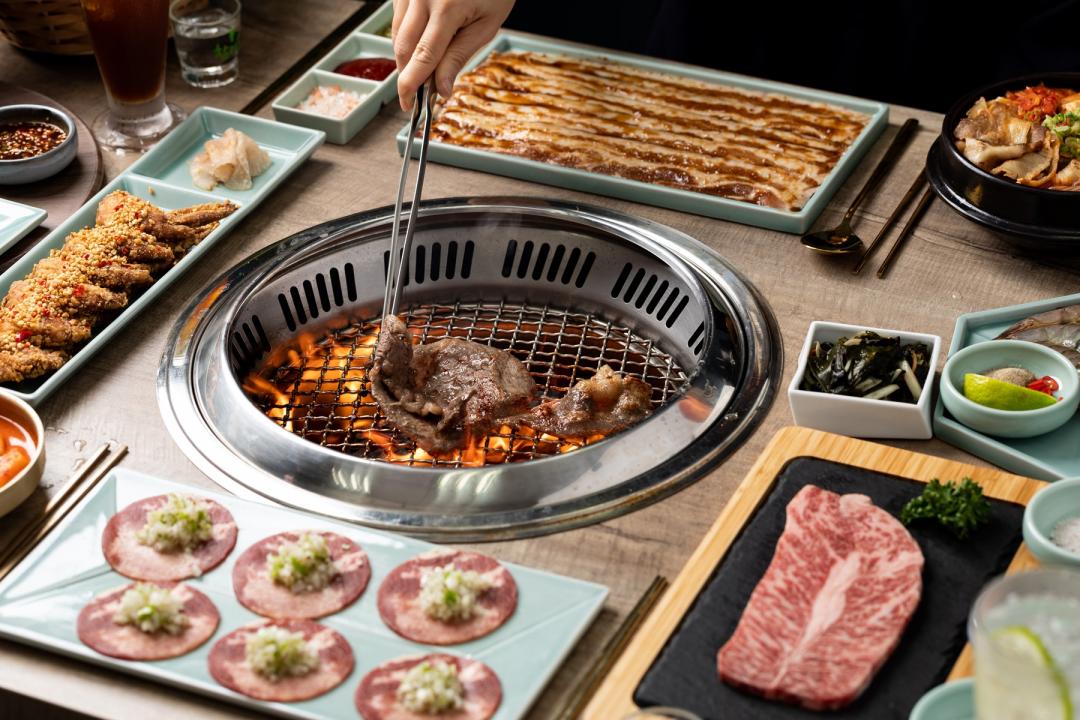下吸式排煙設備讓烤肉減少油煙味。（圖／品牌提供）