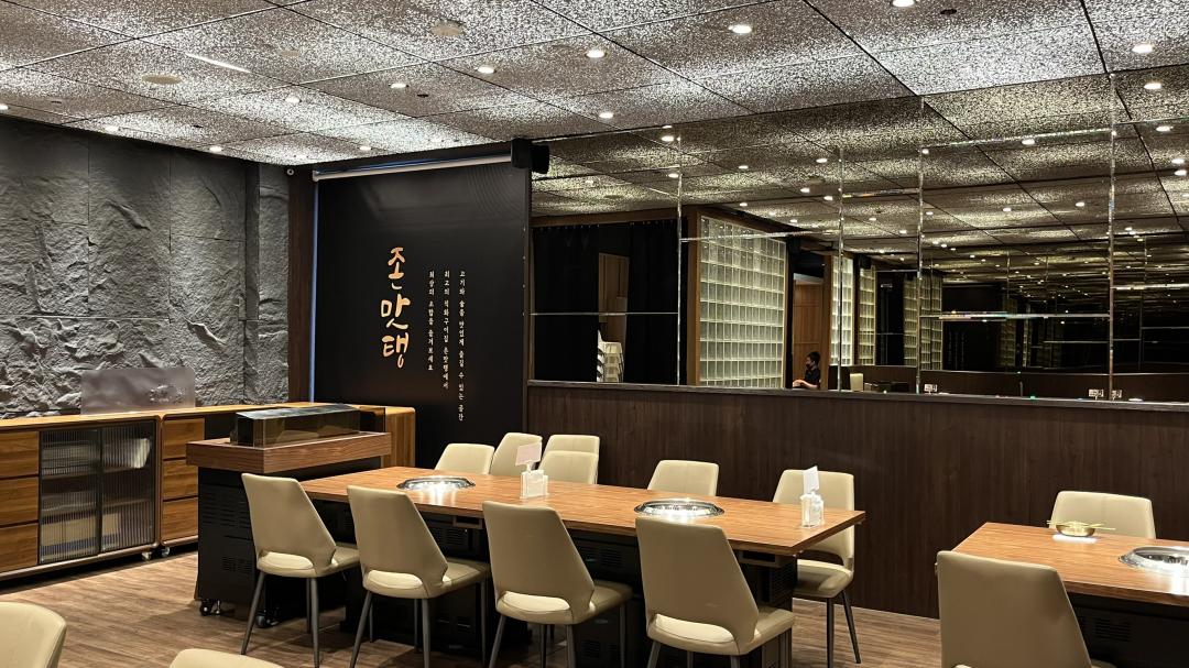 尊榮VIP包廂提供職人代烤與專屬菜單，預計在10月份登場。（圖／品牌提供）