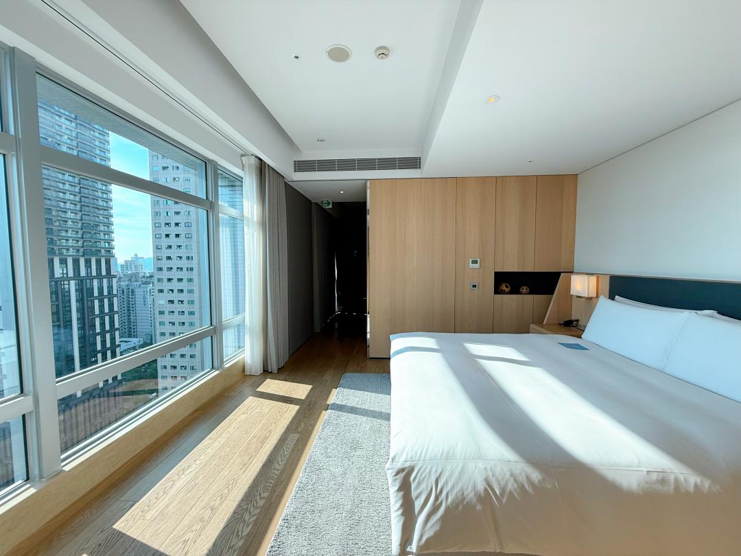 「御質行驛港景房」各個空間皆能飽覽高雄城市海景。（圖／記者郭宣暄攝）