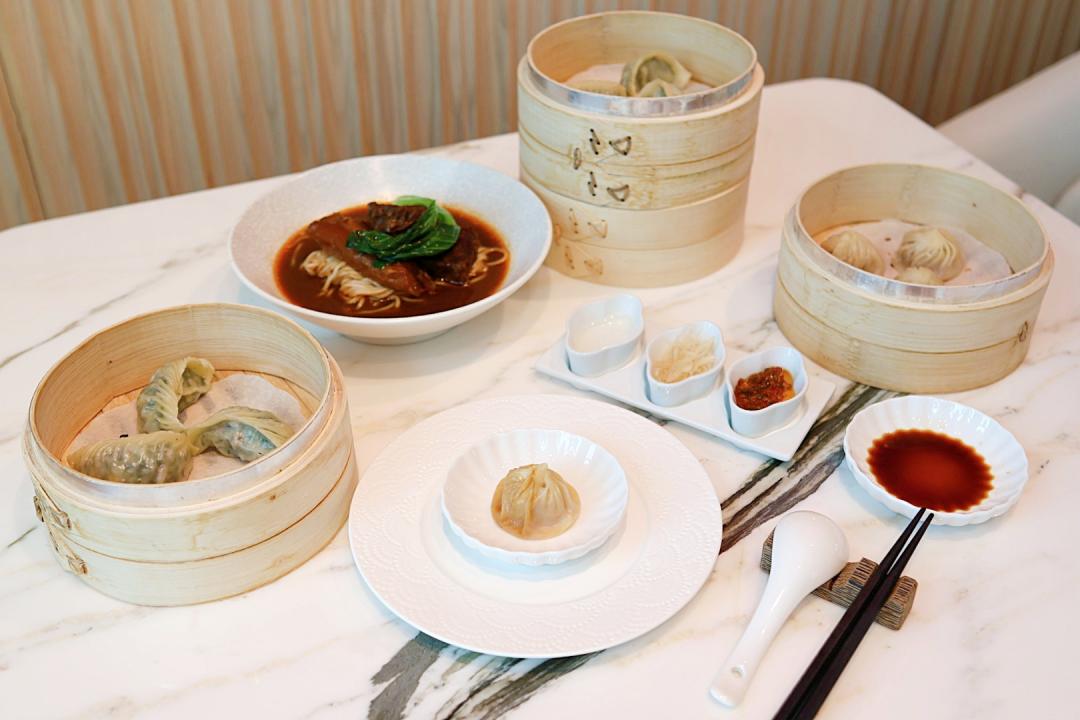 然一酒店早午餐特別推出鼎泰豐小籠包與鼎泰豐紅燒牛肉麵。（圖／記者郭宣暄攝）