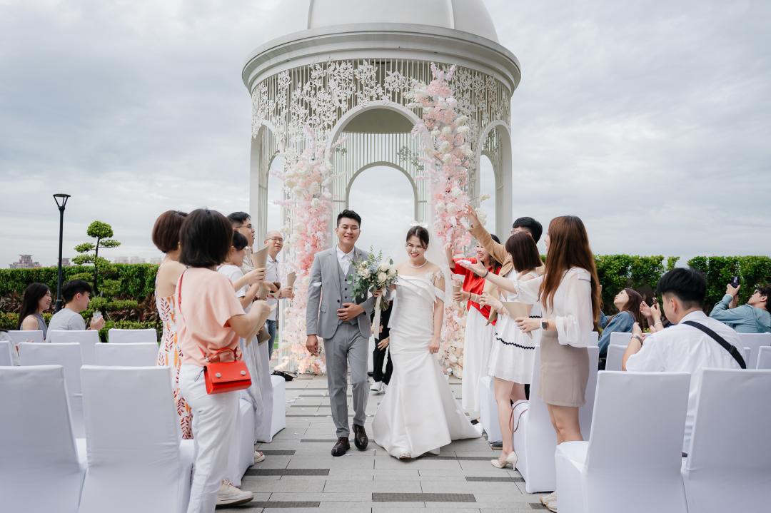 高雄萬豪酒店的戶外歐式證婚區，360度俯瞰城市景致，是許多新人舉辦婚宴的熱門選擇。