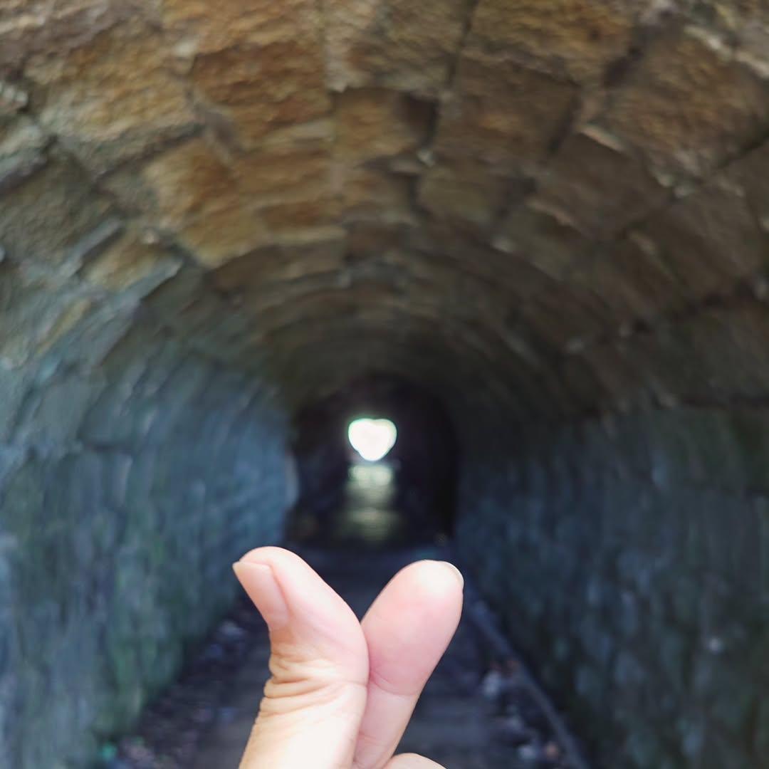 金瓜石「心洞」吸引網友比出手指愛心打卡。（圖／IG@lsc0831提供）