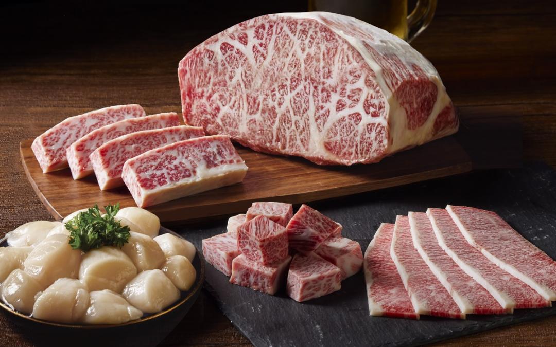 肉次方推出頂級套餐「究擊の肉」1,598元，無限供應桌邊厚切日本A5和牛和北海道生食級干貝。（圖／品牌提供）