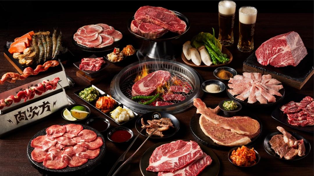 9月底前到「肉次方」台北峨眉店、新北民權店和高雄裕誠店，四人同行消費598元至798元套餐，就能免費升級一階。（圖／品牌提供）