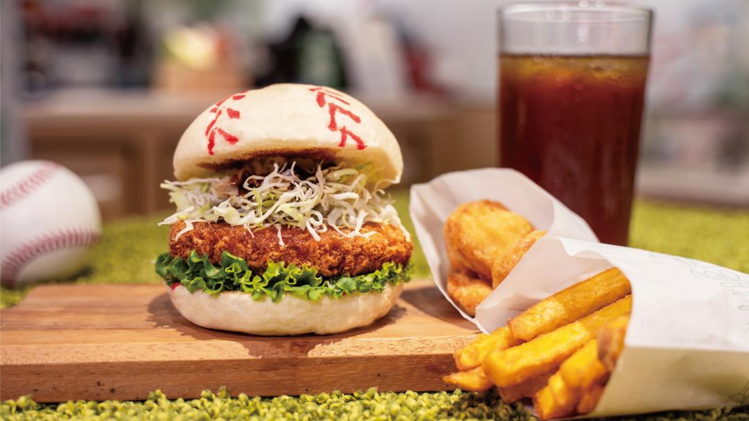 MOS台北大巨蛋店獨家販售「炸肉餅棒球堡」單點價119元、各人餐249元。（圖／品牌提供）