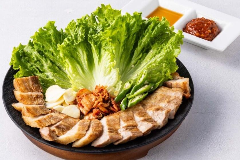 bb.q CHICKENb即起至9/30，週一至週五憑學生證或穿學生服，到店內用或外帶滿669元，就可以免費獲得價值258元的「五花肉肉包起來」一份。（圖／業者提供）