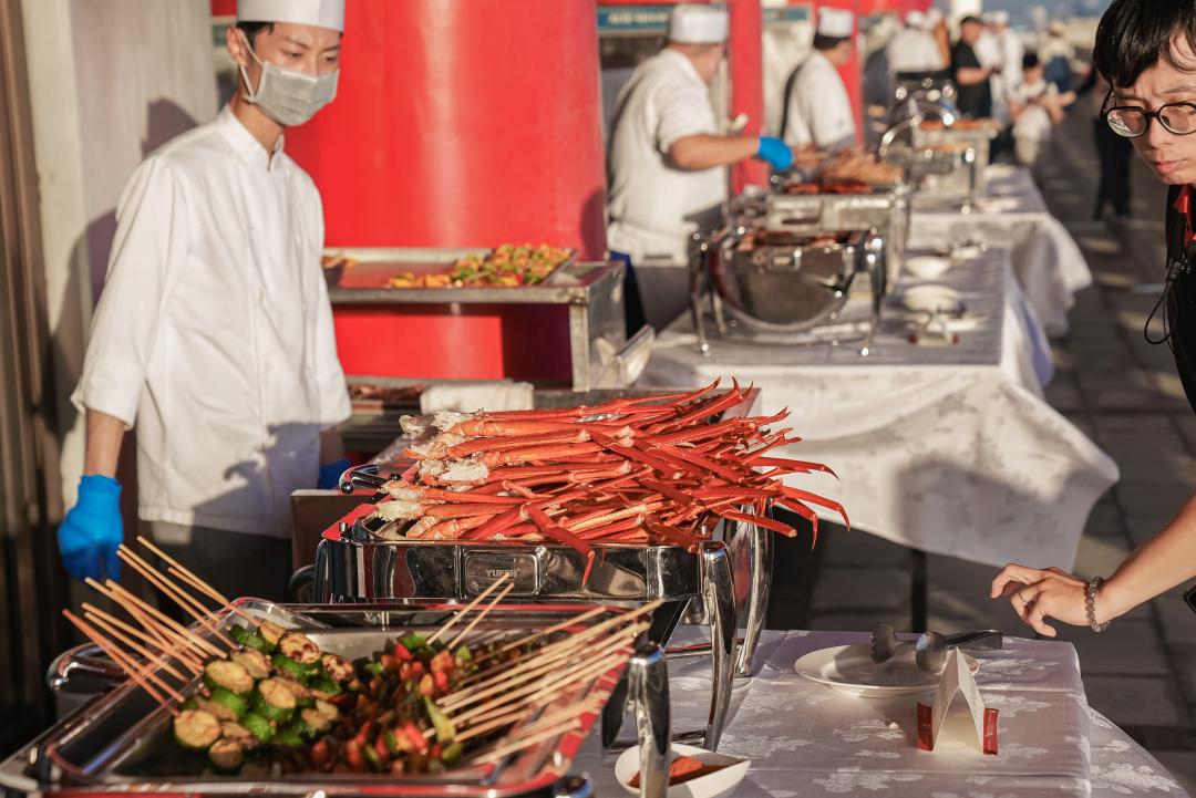 圓山星空BBQ開烤！松葉蟹、和牛漢堡、覓到調酒無限吃。（圖／業者提供）