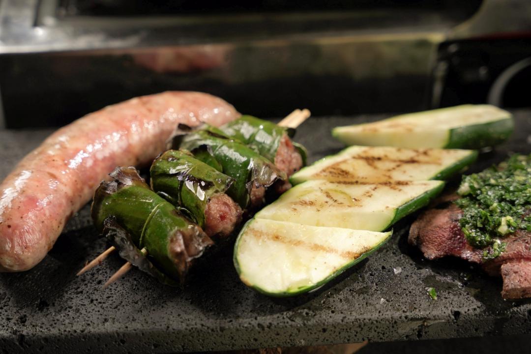 Ciao西西里特色肉串+手工香腸。（圖／業者提供）