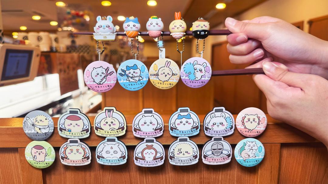 5款壽司造型「立體吊飾」、8款壽司迴轉帶「徽章」超可愛。(圖/品牌提供)