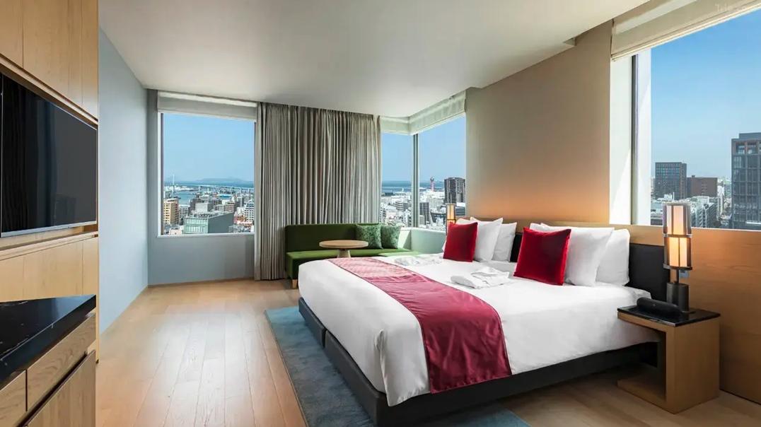 線上旅遊平台Trip.com推出「秋季旅展」，於指定活動頁購買機票、住宿，最低享99元起銅板價，圖為2025新開幕的日本福岡休雷克蓋特飯店。（圖／Trip.com提供）