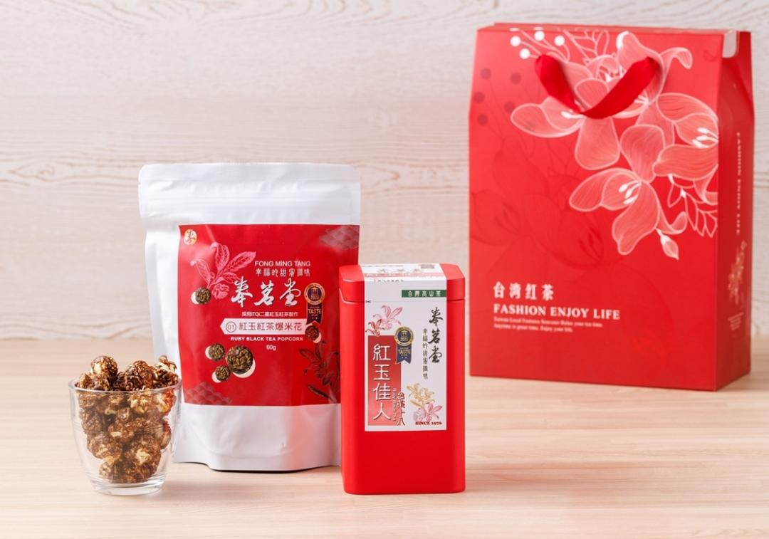 奉茗堂「小茶米提盒禮盒」內含全台最高海拔清境高山紅玉紅茶,並搭配採用比利時iTi風味絕佳二星獎章原葉茶研磨製作茶香爆米花,售價600元,天光雜貨店中秋檔期期間買6盒送1盒。(圖/品牌提供)