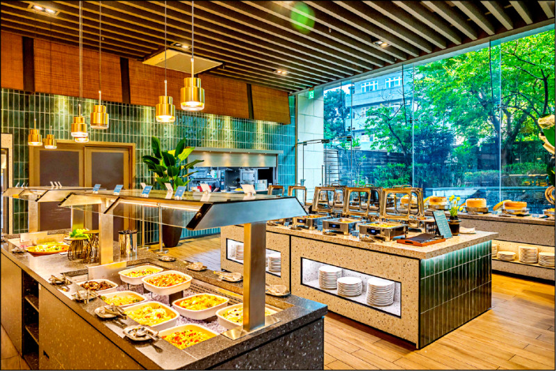 青焰自助吧提供日式、台式、美式近百道料理，還可品嘗到路易莎旗下光焙若提供的蔬食料理。（路易莎餐飲集團提供）