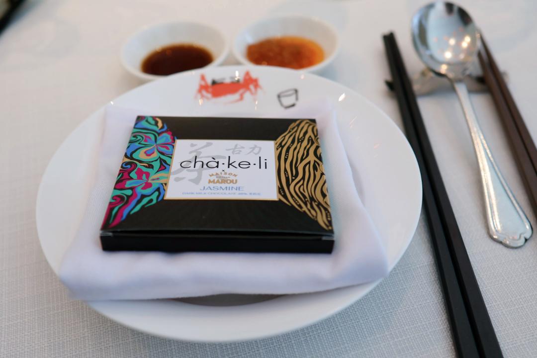 台北夜上海內用消費就送茶葉口味的巧克力。（圖／記者郭宣暄攝）