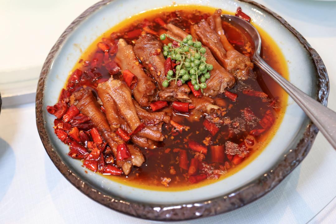 「椒麻鵝掌」售價420元。（圖／記者郭宣暄攝）