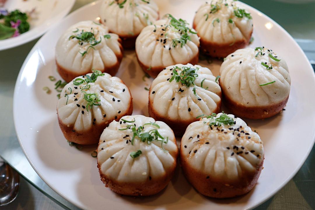 「上海生煎包」4件320元，外皮金黃微脆，內餡多汁鮮香。（圖／記者郭宣暄攝）
