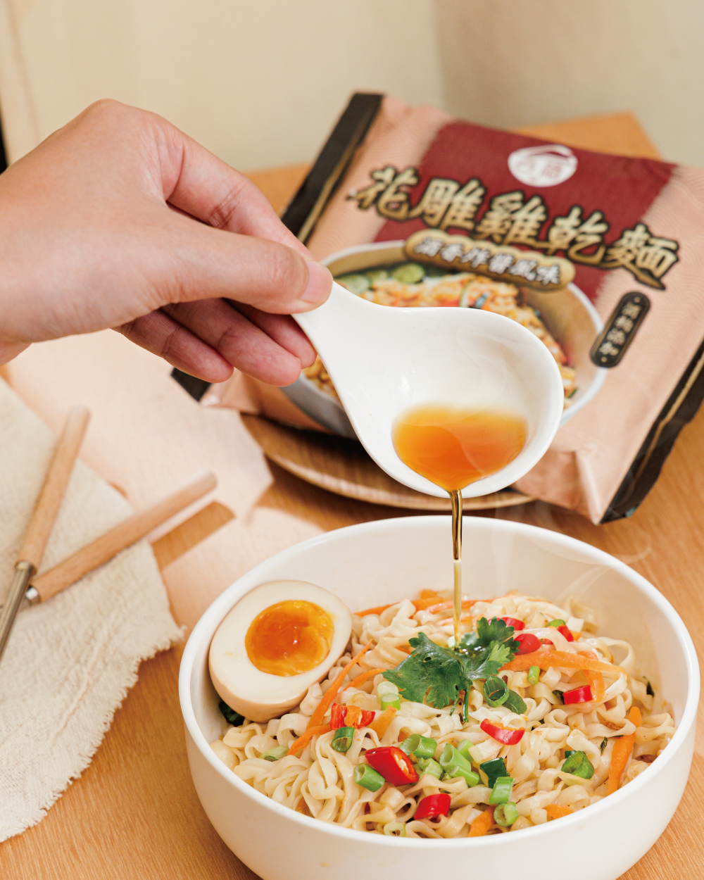 全新「酒香炸醬風味乾麵」結合酒粕製麵技術與陳年花雕酒,一開賣就掀起搶購熱潮。(圖/品牌提供)