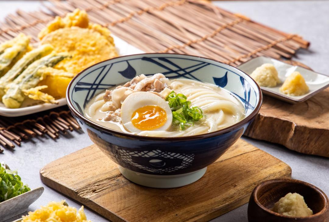 「豚骨烏龍麵」是丸亀製麵必吃的人氣口味,9月11日限定優惠99元。(圖/品牌提供)
