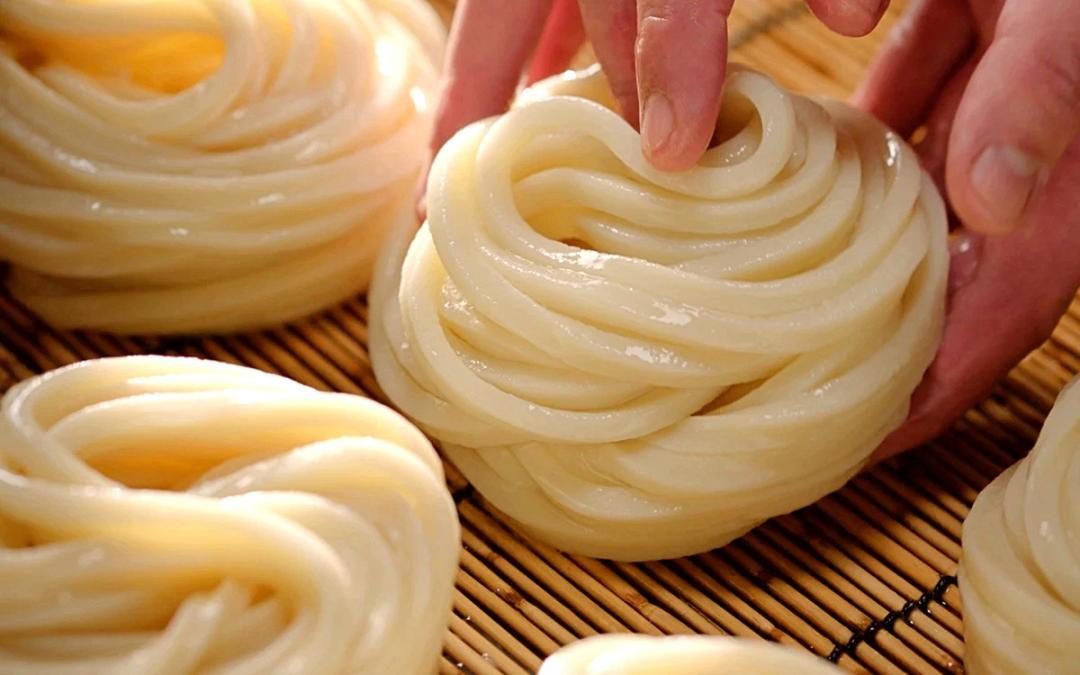 麵職人做出真正能打動人心「活的烏龍麵」。(圖/品牌提供)